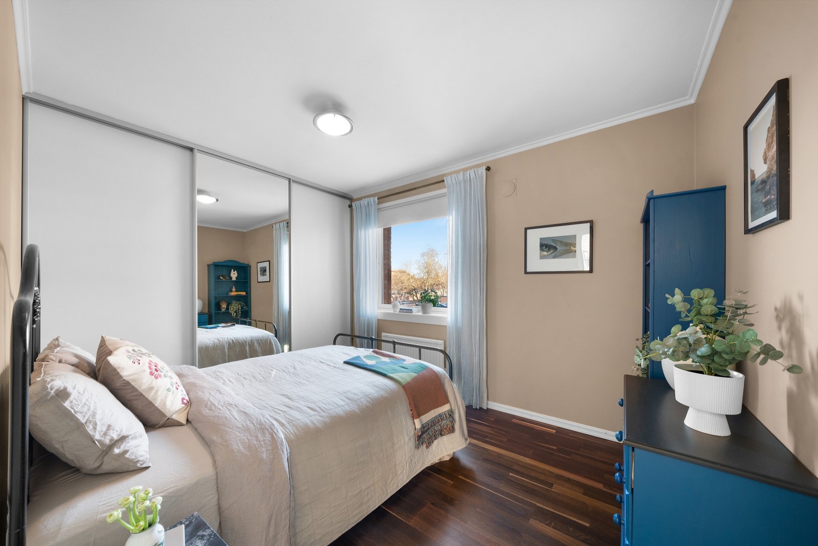 Et av soverommene er utstyrt med en praktisk skyvedørsgarderobe, som gir rikelig med oppbevaringsplass og bidrar til et ryddig uttrykk. Galleribilde