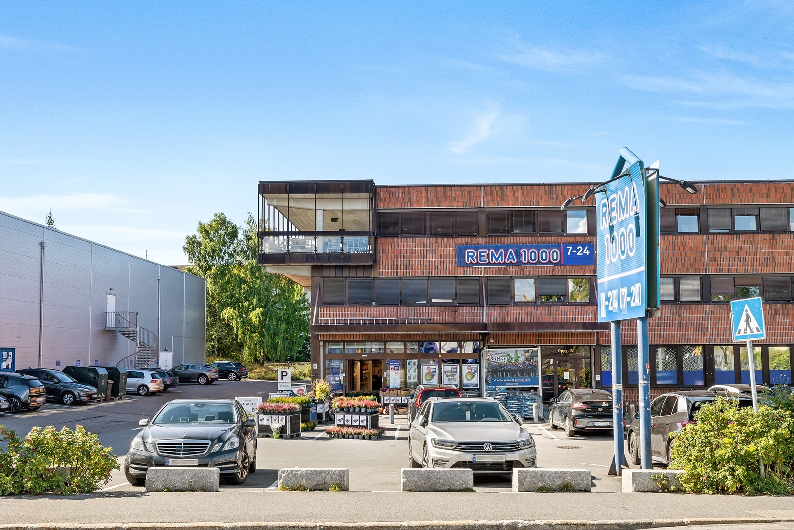 Det er flere dagligvarebutikker i området slik som REMA1000 Lambertseter. Galleribilde