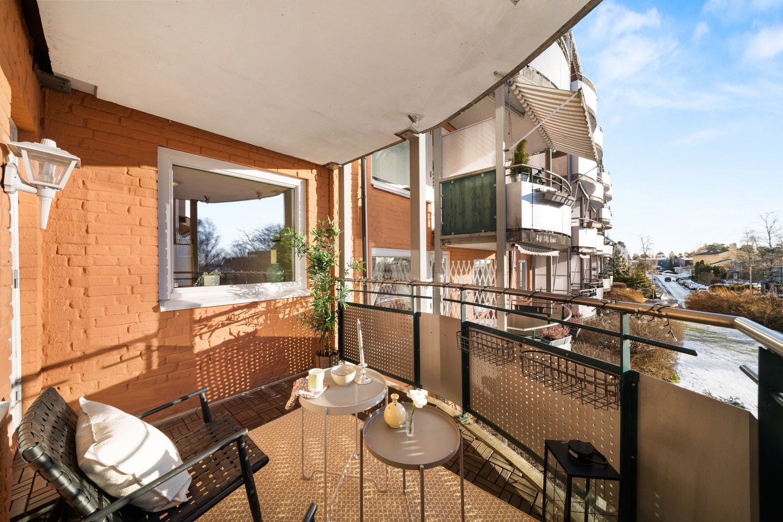 Her kan du nyte morgenkaffen i frisk luft eller skape en koselig atmosfære med planter og utemøbler. Galleribilde