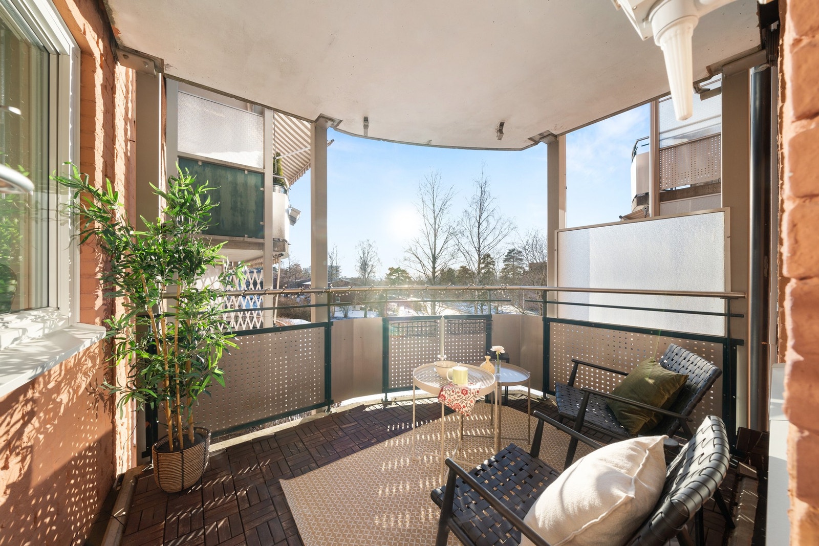 Leiligheten har en gjennomgående planløsning, delikate fargevalg og pene overflater. Her bor du med kort vei til både servicetilbud, kollektivtransport og flotte turområder. Galleribilde