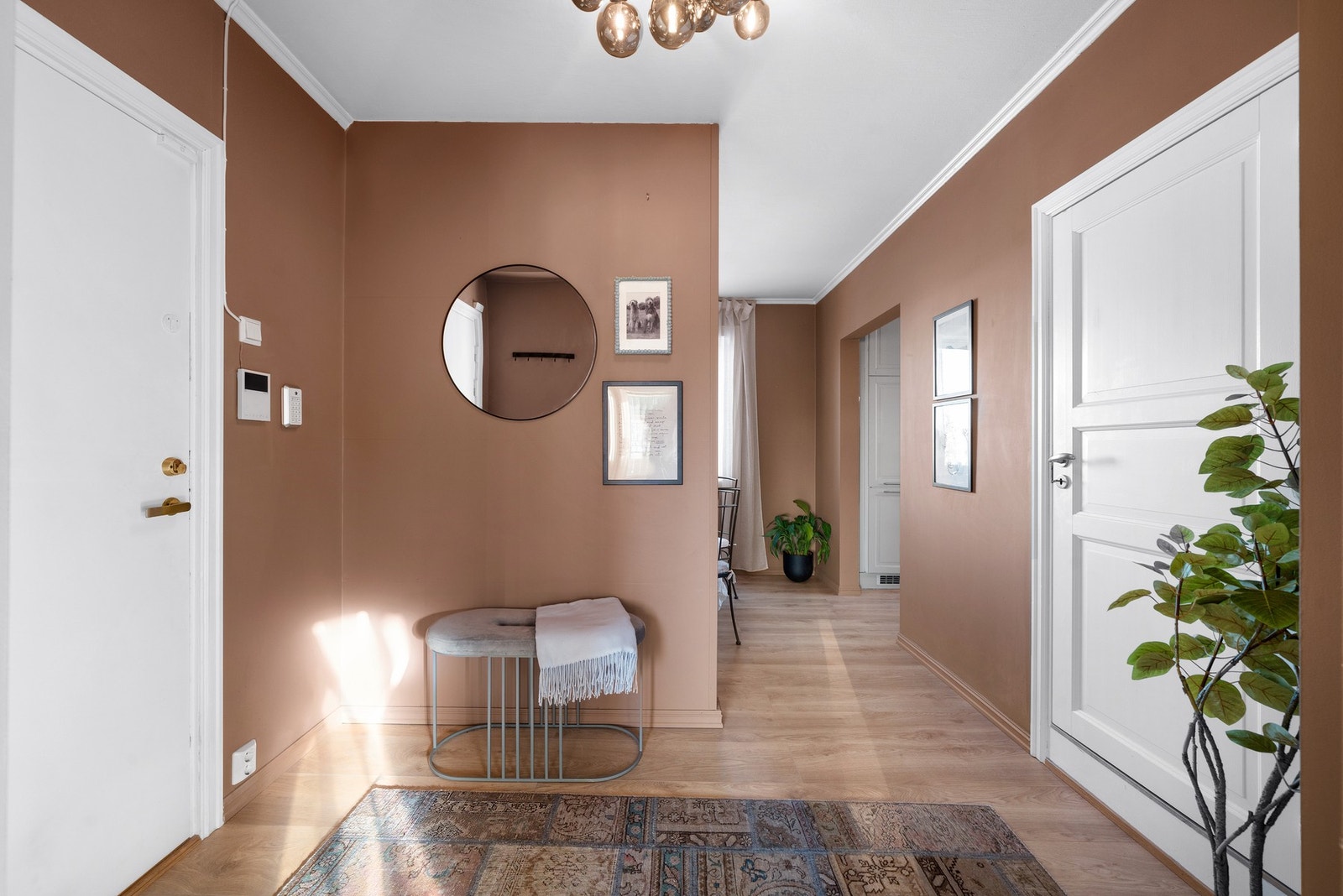 Her er det plass til en sitteplass, perfekt for å ta av og på sko i ro og mak. Galleribilde