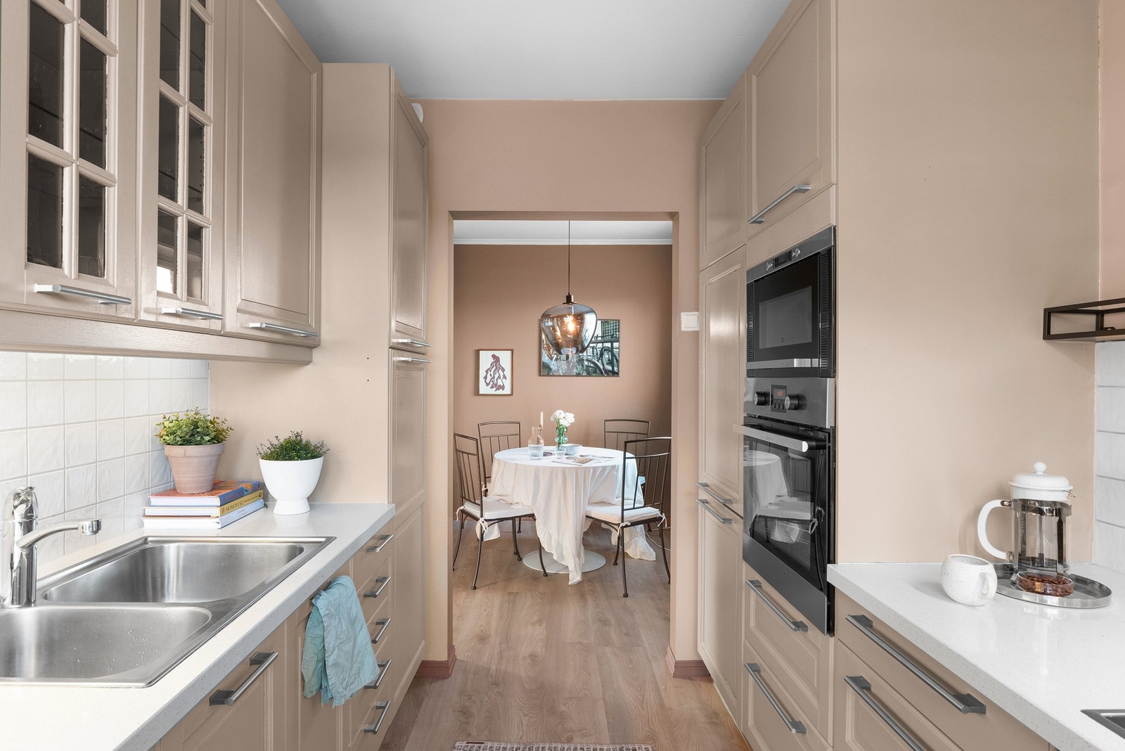 Herfra er det naturlig tilknytning til spisestuen. Galleribilde