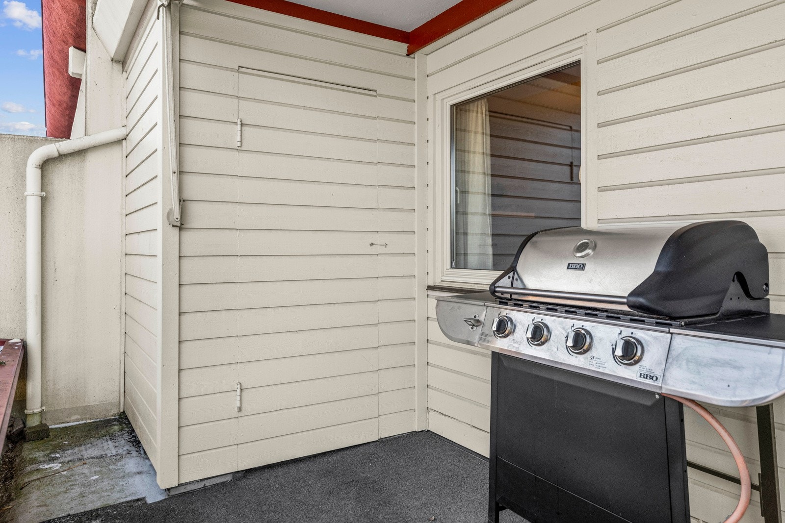 Boligen har en praktisk utebod på terrassen, ca. 2 m², ideell for lagring av sesongutstyr eller andre eiendeler. Galleribilde