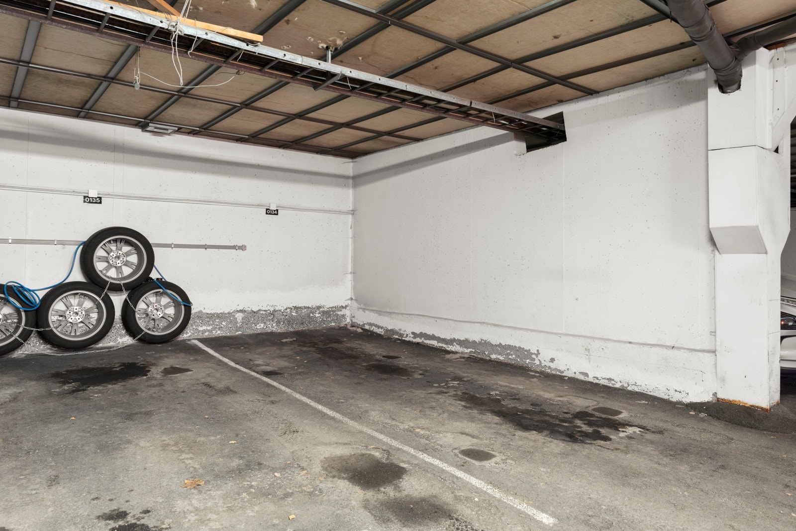 Leiligheten disponerer en garasjeplass med el-bil lader, i felles garasjeanlegg under bygningen. Galleribilde