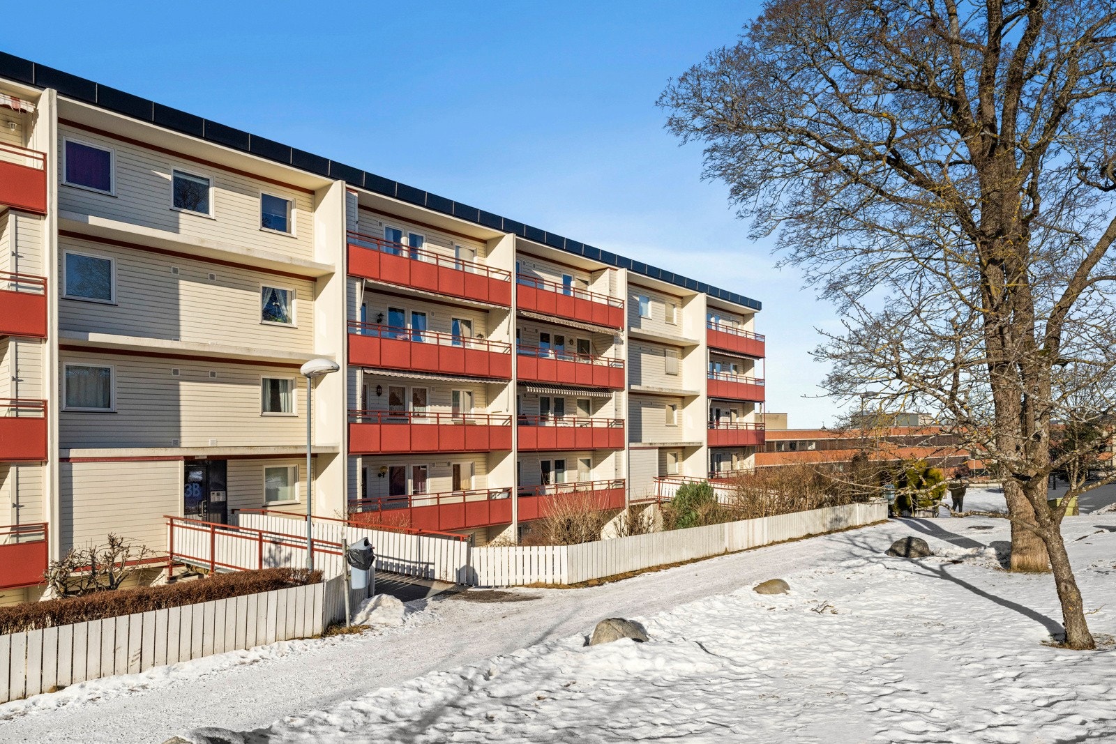 Fra Jerikoveien 23B er det en kort gåtur til Lindeberg senter med blant annet matbutikk, frisør, apotek, hudpleie, fysioterapeuter, lege og tannlege, samt buss og t-bane. Galleribilde