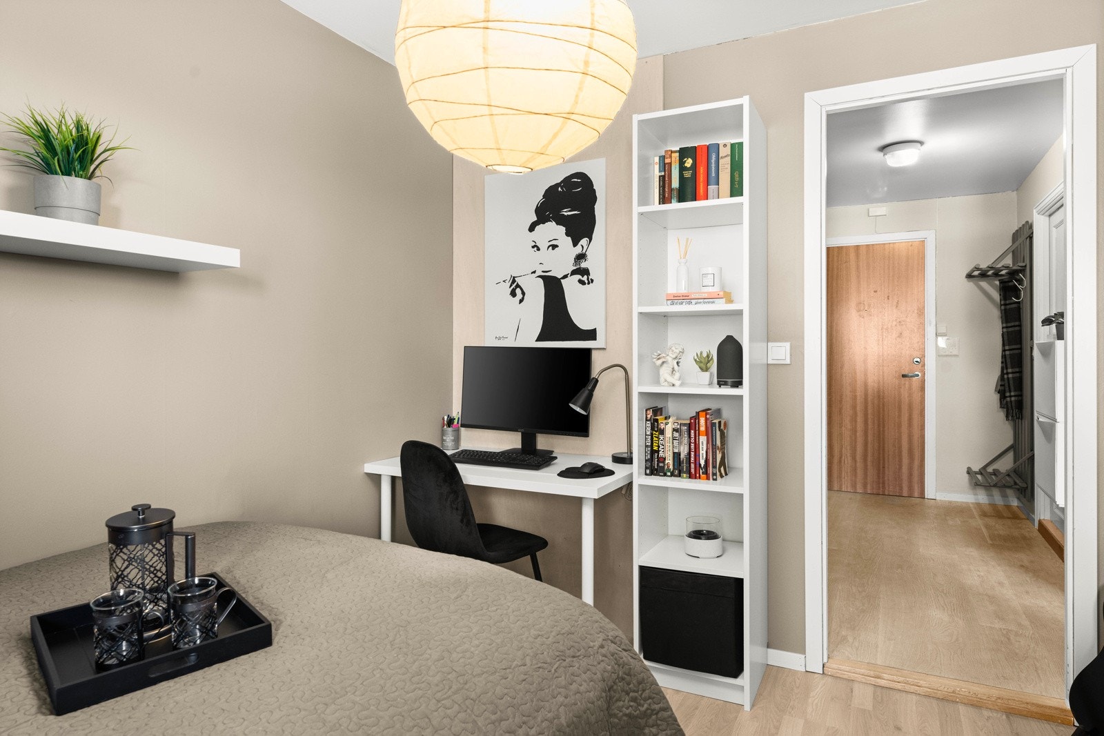 Her er det plass til både en komfortabel seng og tilhørende møbler. Store vindusflater slipper inn godt med dagslys og gir rommet en luftig og behagelig atmosfære. Galleribilde