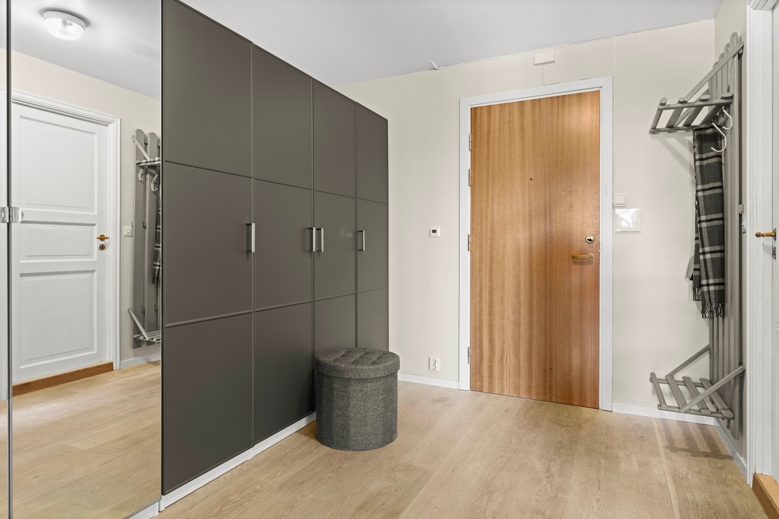 Leiligheten har adkomst via en felles trappeoppgang, og du ønskes velkommen inn i en lys og innbydende entré. Galleribilde