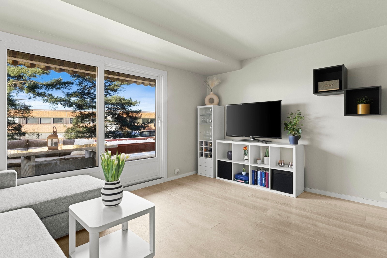 Her er det god plass til både sofa, spisebord og TV-løsning. Galleribilde