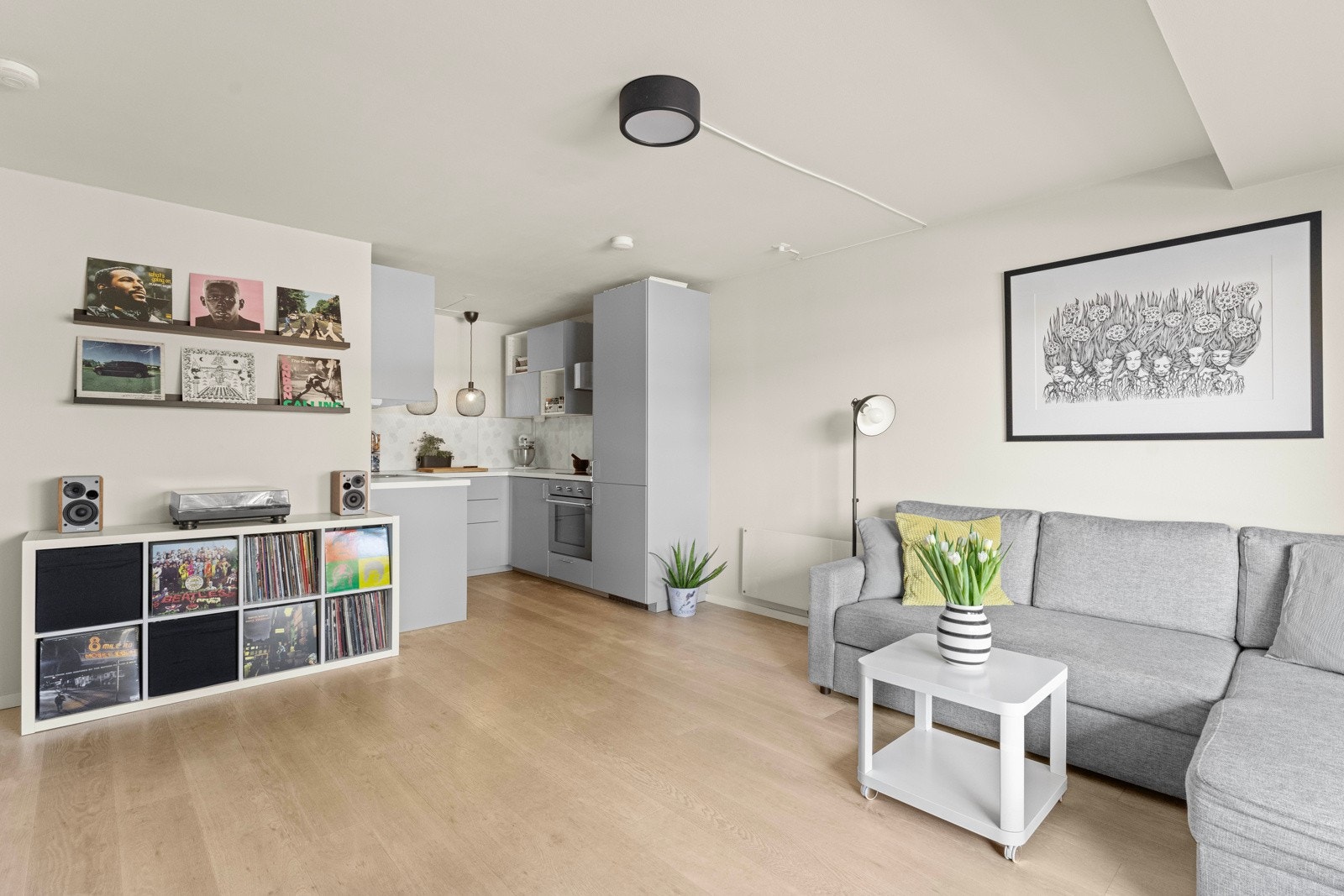 Den åpne planløsningen mot kjøkkenet gjør rommet både luftig og lett å møblere. Galleribilde