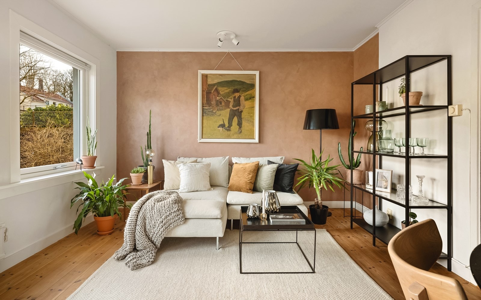 - En lys og moderne stue med stilfull kontrastvegg - Galleribilde