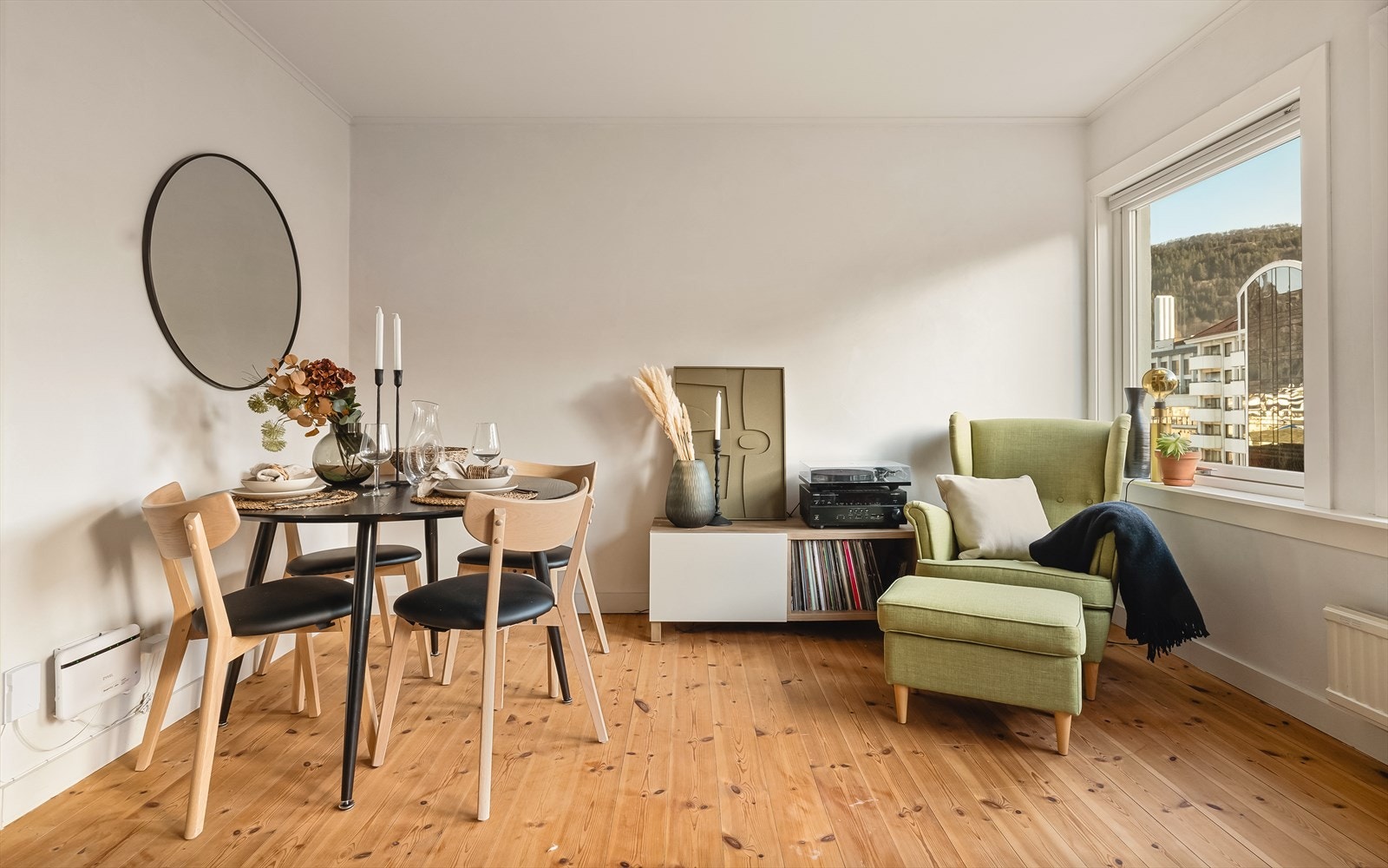 - I stuen kan du dekke på til en hyggelig middag med familie og venner - Galleribilde