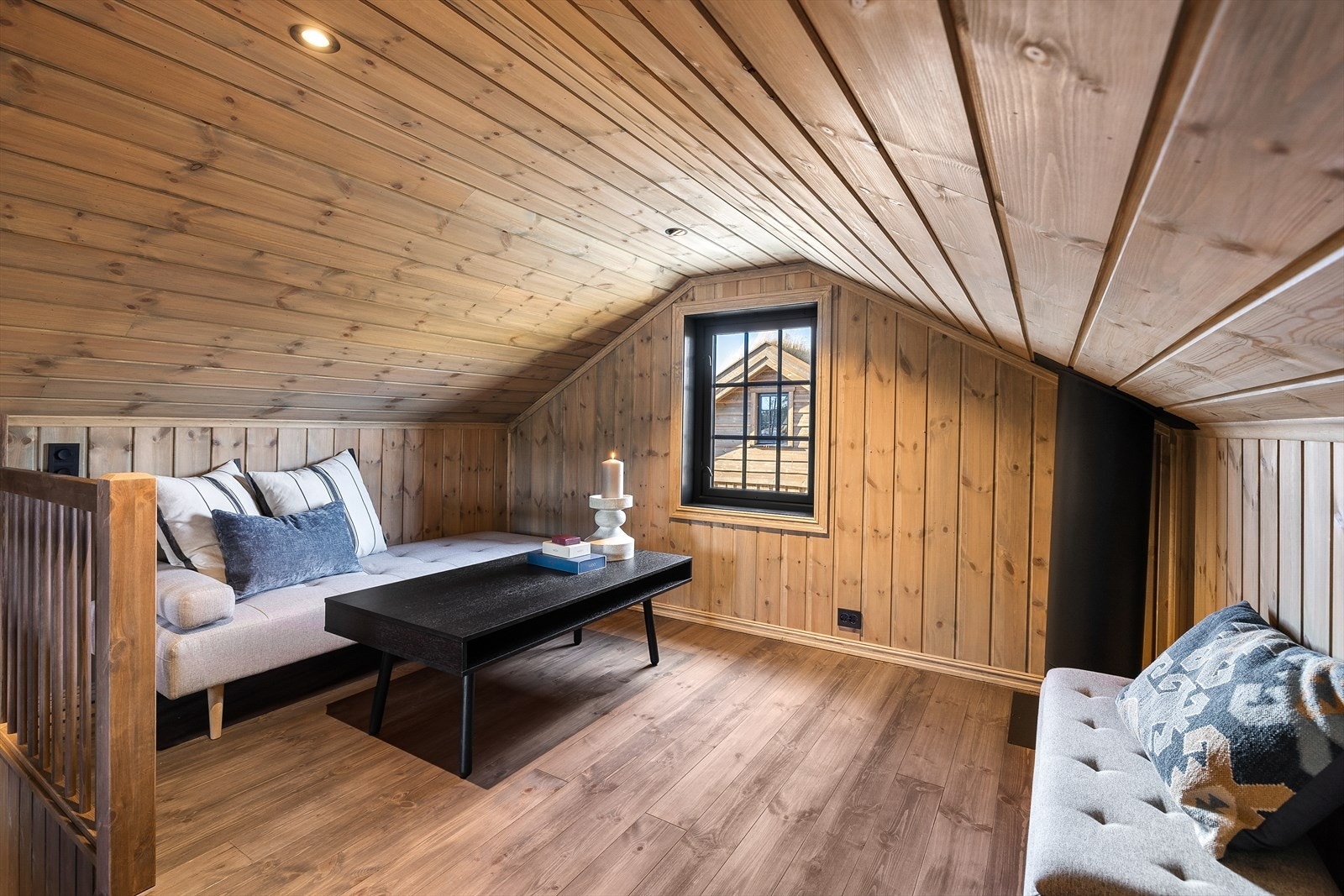 Hemsen er romslig, men den kan også deles av enkelt med skillevegg for å skape to soner. Foreksempel en sovesone og en oppholdssone Galleribilde