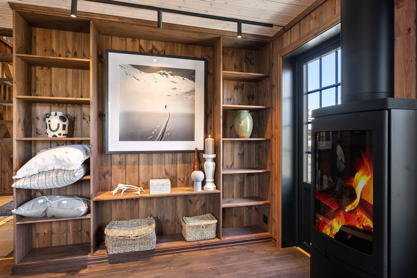 Plassbygget bokhylle, her kan tv´n henge Galleribilde