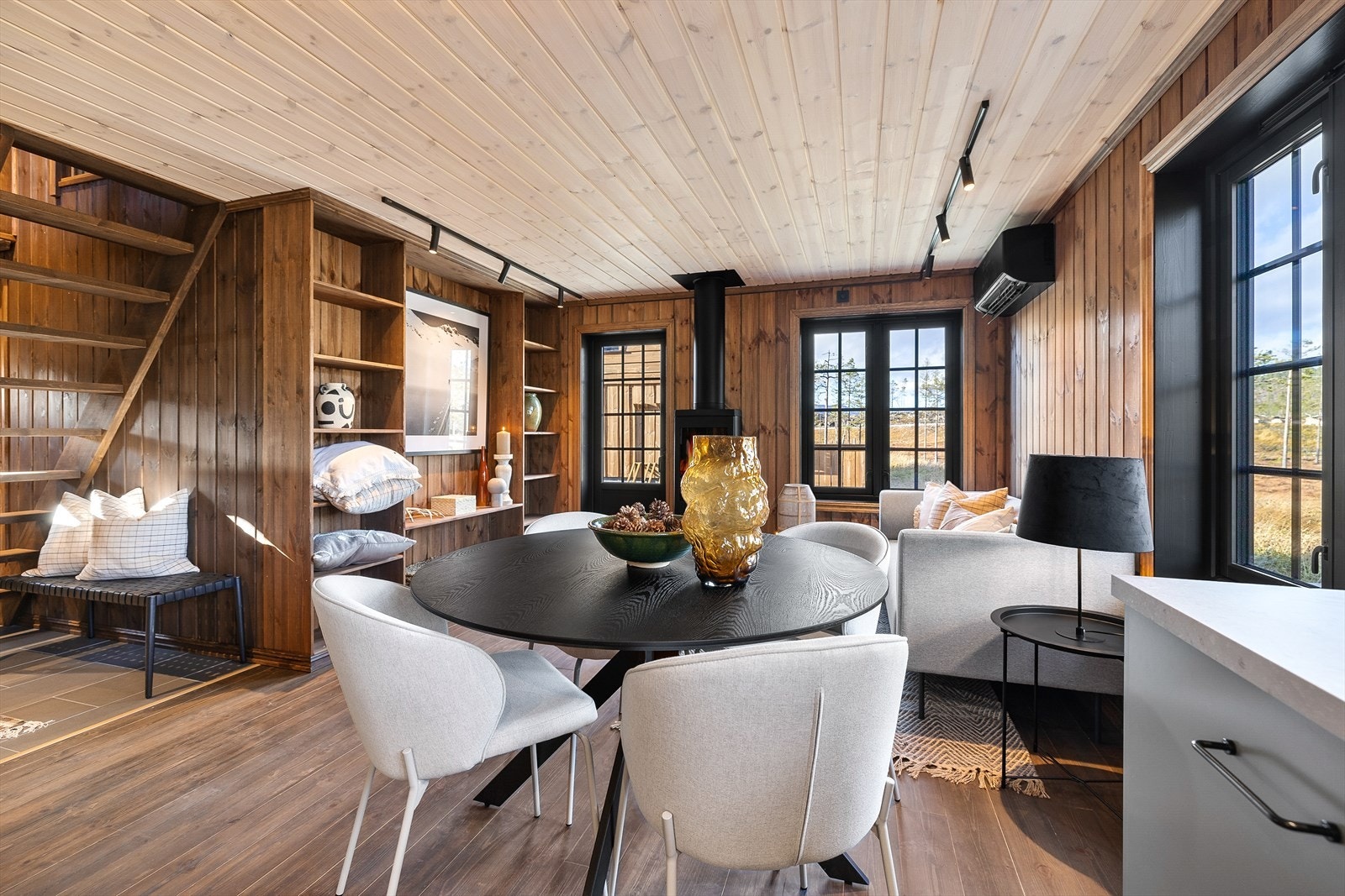 Varmepunmpe i kombinasjon med vedfyring gjør oppvarminge enkel og kostnadseffektivt Galleribilde