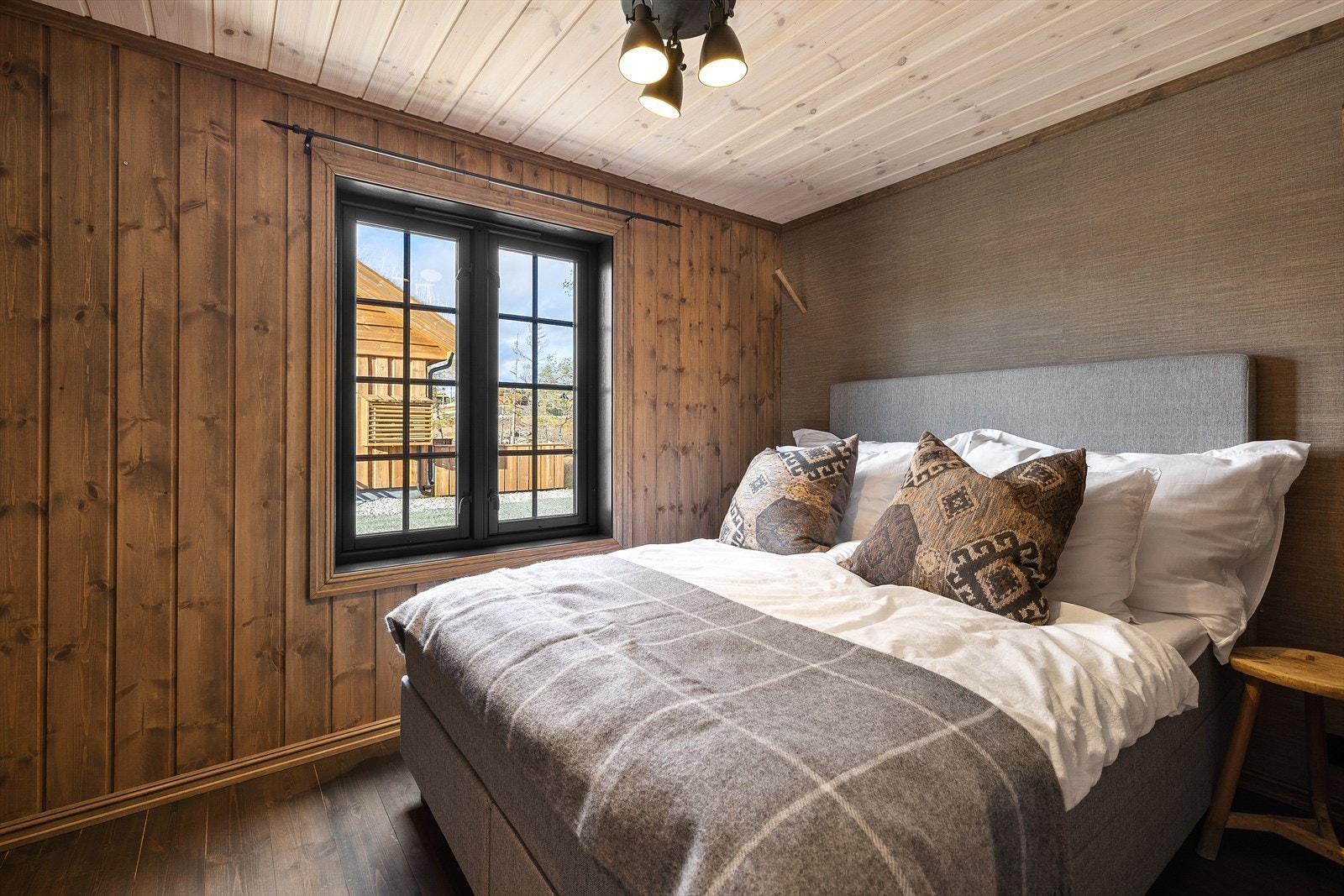 Romslig soverom med plass til dobbeltseng Galleribilde