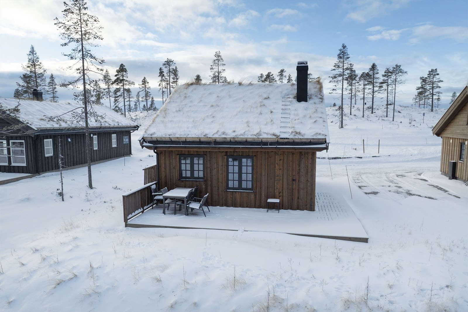 Terrasse rundt store deler av hytta Galleribilde