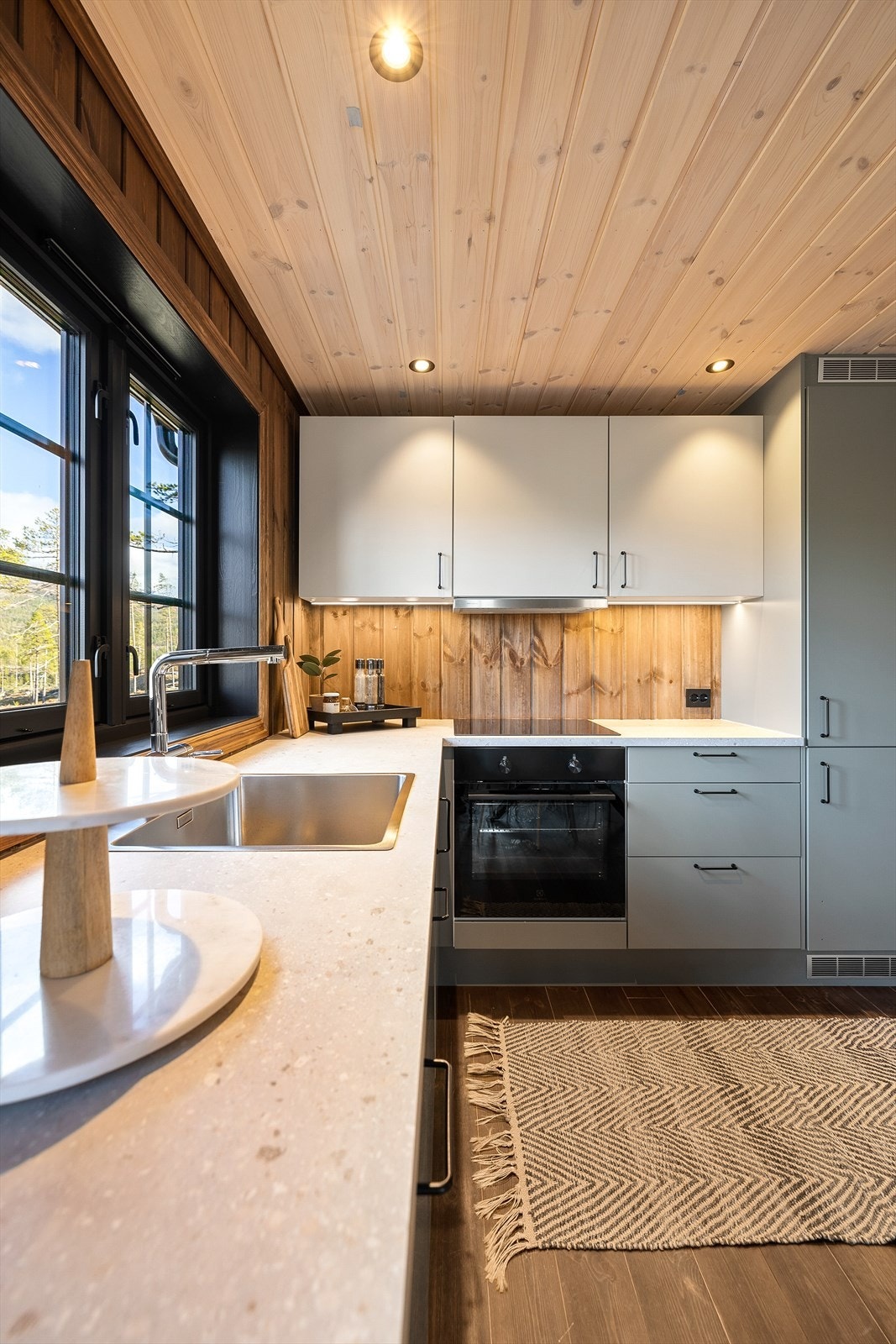 Effektivt kjøkken med bra skap- og benekplass Galleribilde