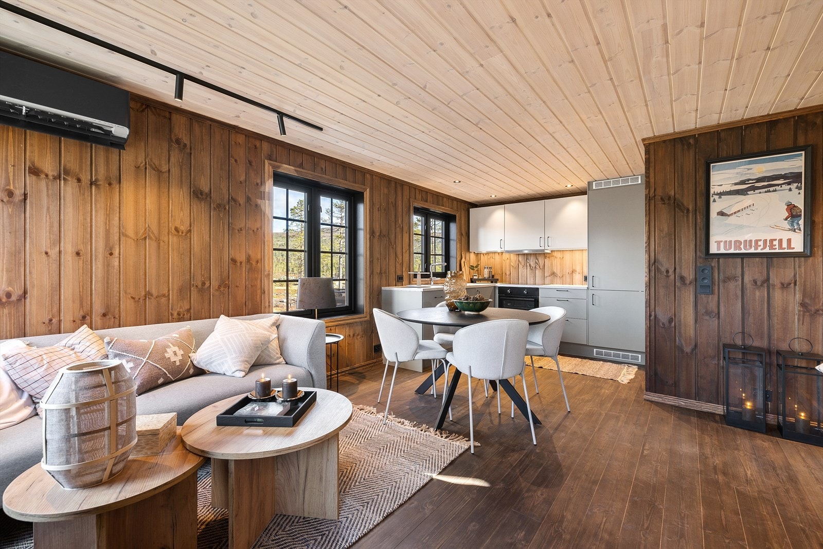 Utsyn mot friområde slipper naturen inn i hytta Galleribilde