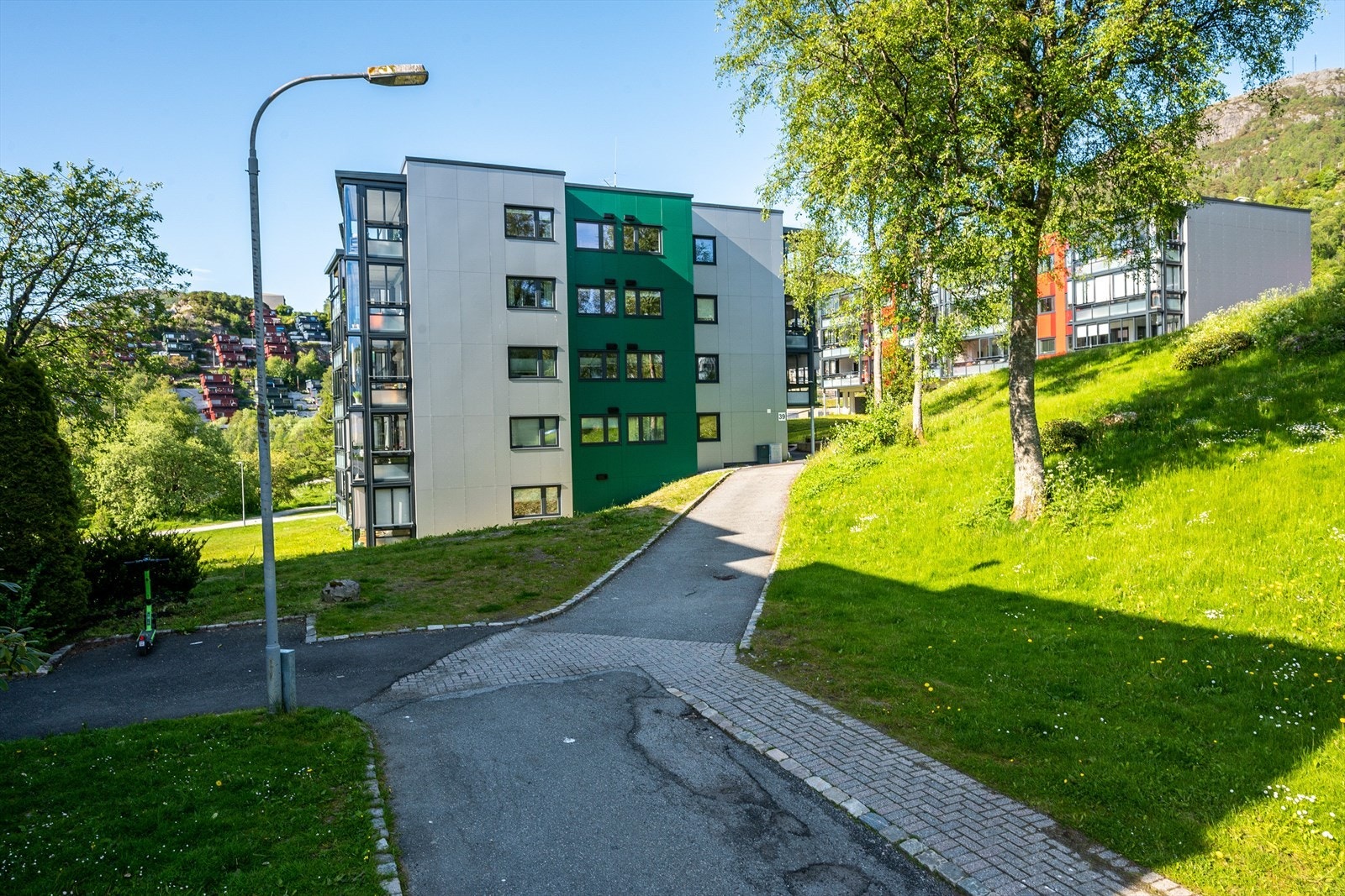 - Gangavstand til flere busstopp, nærmeste er "Dag Hammarskjölds vei" hvor rute 5 og 28 går - Galleribilde