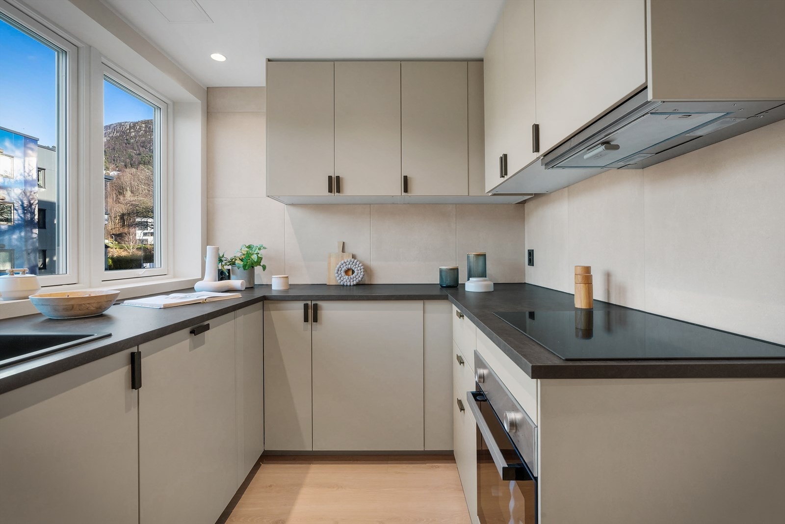 - Lekkert kjøkken (nytt i 2024) med profilerte fronter, benkeplate av laminat og helintegrerte hvitevarer - Galleribilde