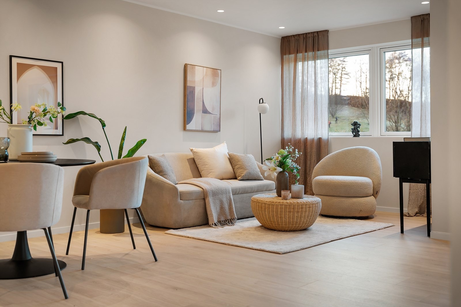 - Merk gjennomgående lik fargepalett og én-stavs laminat på alle gulv, noe som sørger for et nydelig helhetsinntrykk og en rød tråd gjennom hele boligen - Galleribilde