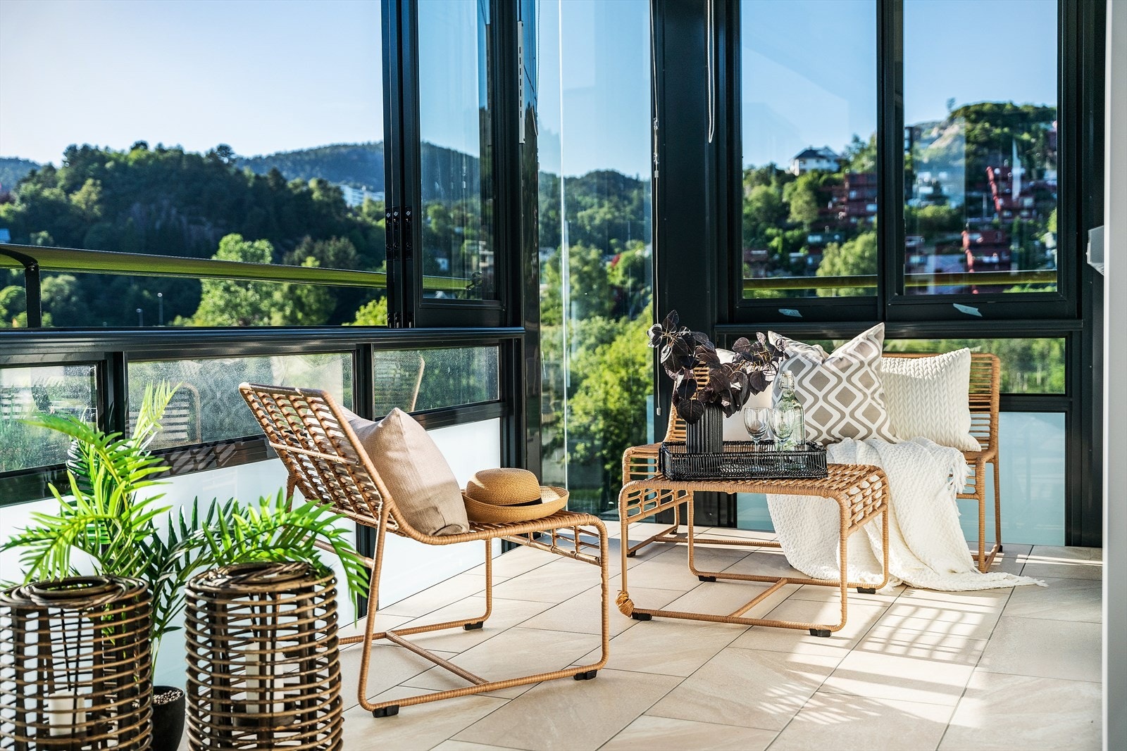 - En vesentlig oppusset 3-roms endeleilighet med vestvendt, innglasset balkong - Galleribilde