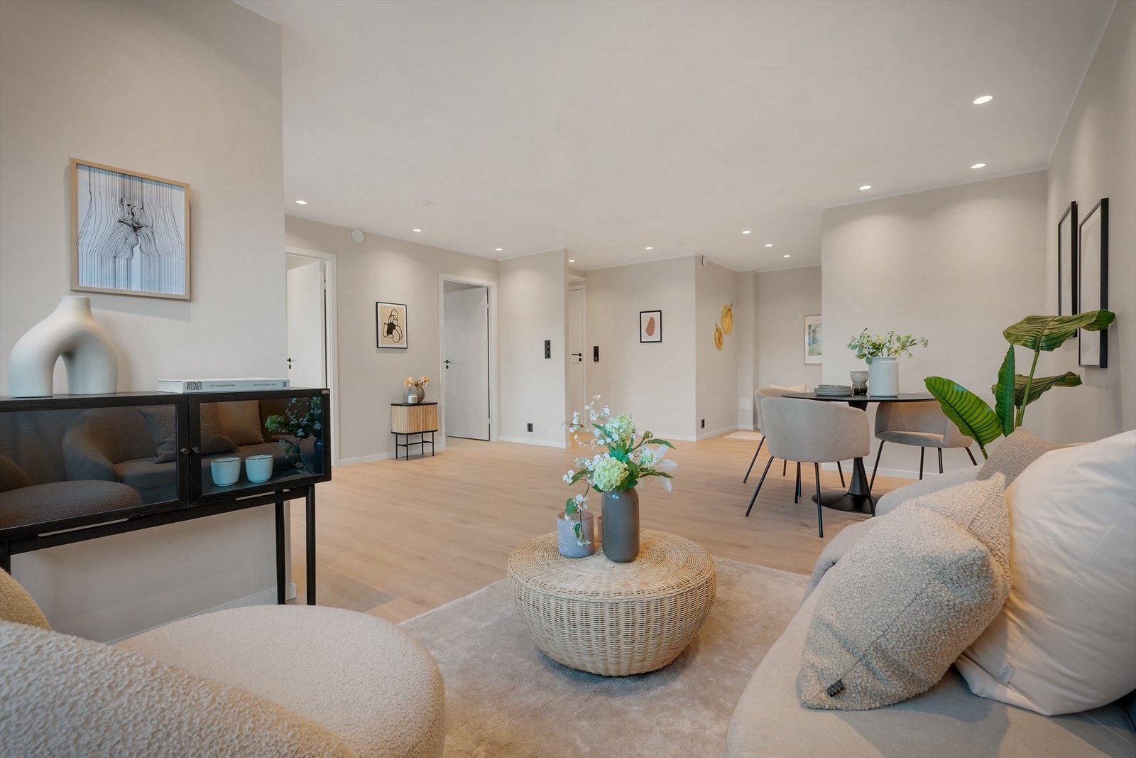 - Stuen måler 26,9m² og har god plass til sofagruppe og spisebord i hver sin naturlige sone - Galleribilde