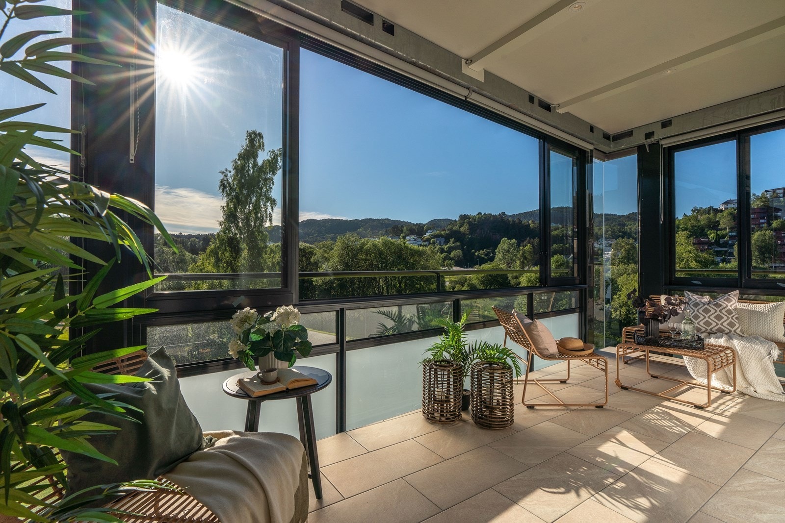 - Det at balkongen er innglasset gjør bruksmulighetene betraktelig større, og de skyvbare glassdørene kan dras til siden for å slippe solstrålene inn - Galleribilde