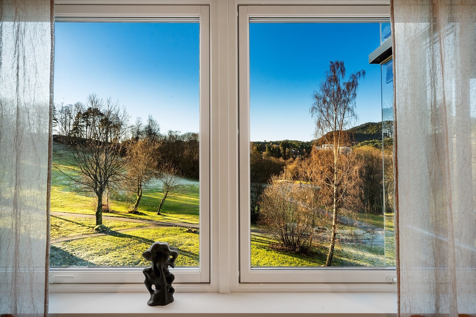 - Stuen har godt med vindusflater som bidrar til rikelig med verdifullt lysinnslipp. Merk at du ikke har noen form for sjenerende innsyn inn i leiligheten - Galleribilde