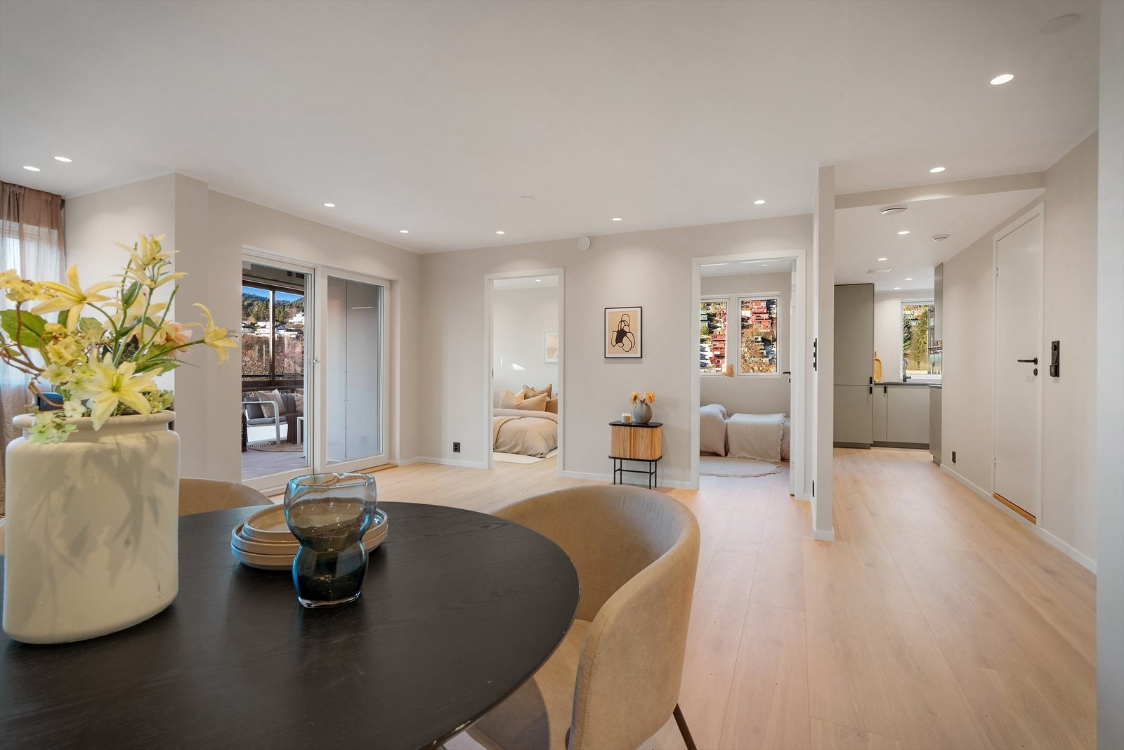 - Mye inkludert i felleskostnadene, blant annet grunnpakke tv/internett, kommunale avgifter og eiendomsskatt mm. - Galleribilde