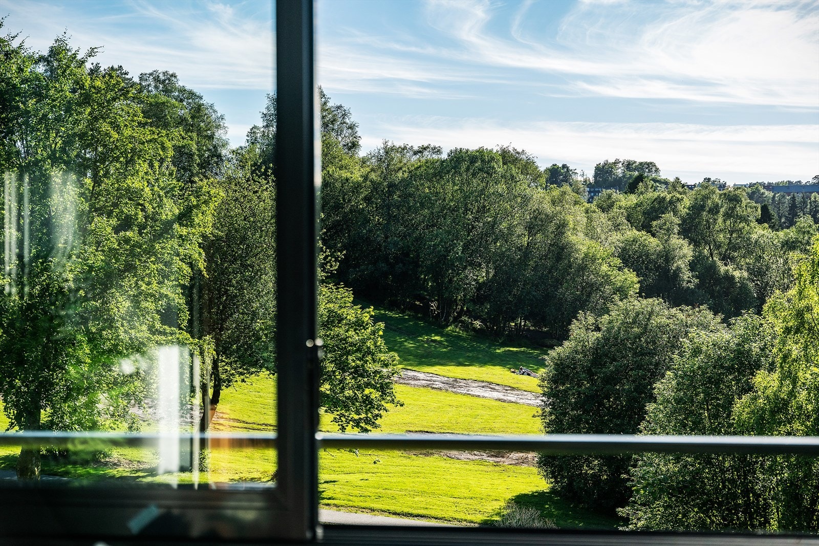 - Merk at balkongen ligger vendt ut mot vakkert grøntareal, uten noen form for sjenerende innsyn - Galleribilde