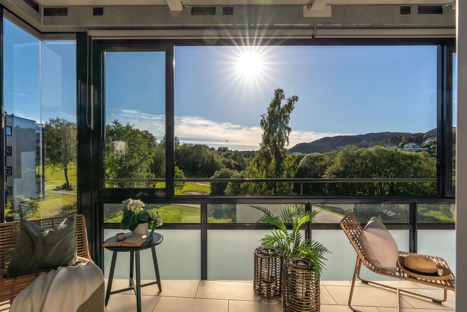 - Balkongen måler 13,5m² og har god plass til ønsket utemøblement - Galleribilde