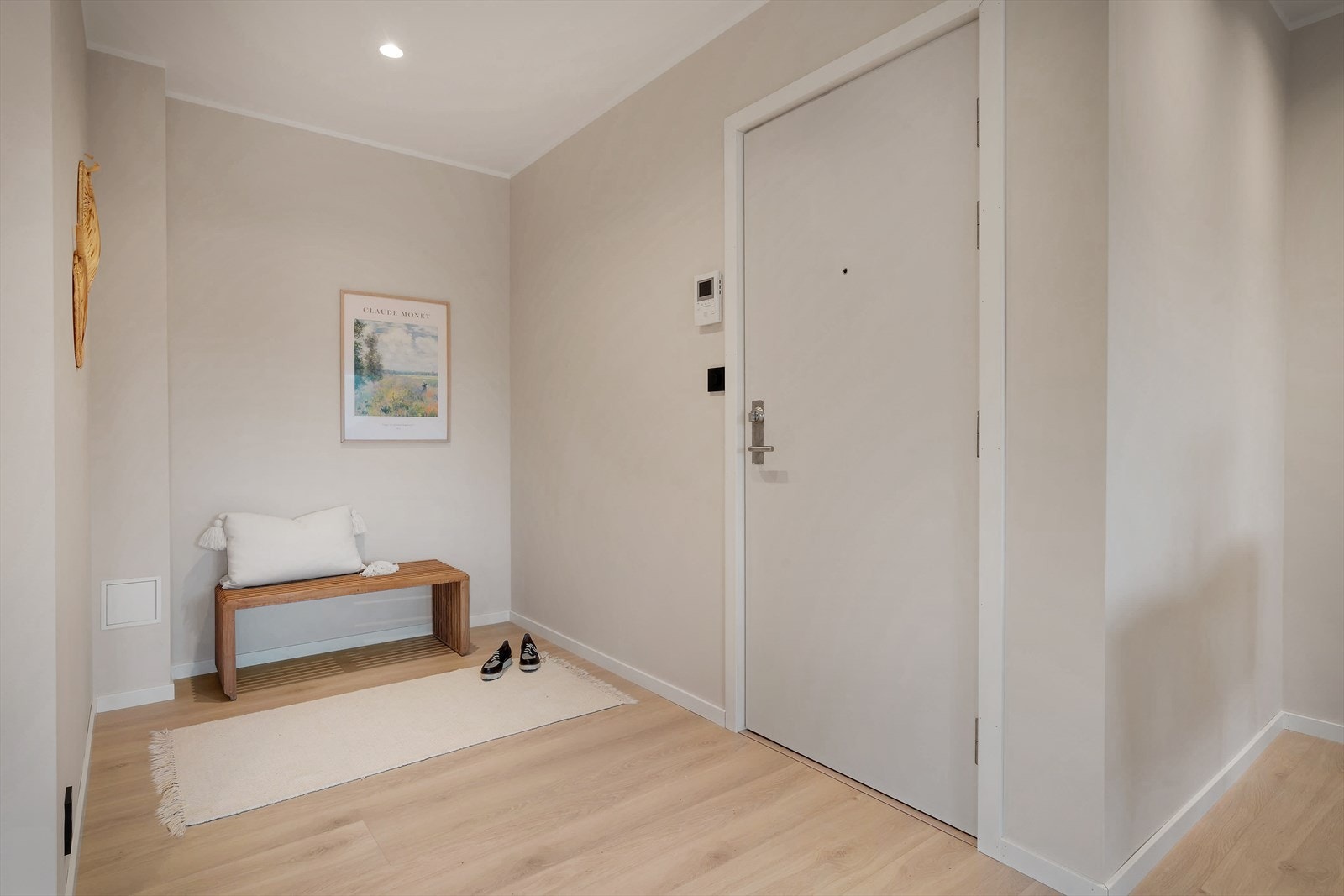 - Lys og innbydende entré med god plass til ønsket oppbevaringsløsning - Galleribilde