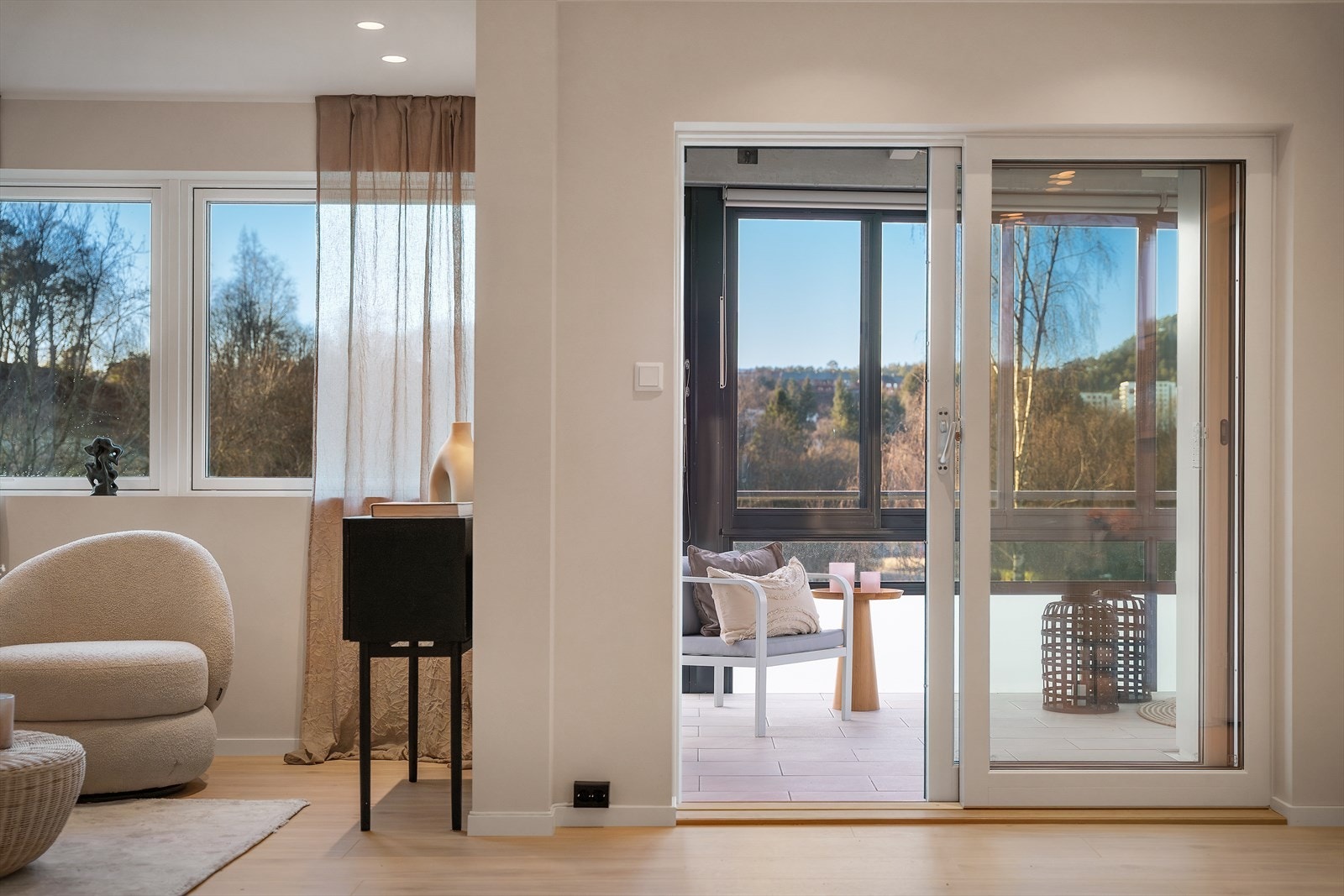 - Innvendig har leiligheten blitt vesentlig oppusset i 2024, og holder en gjennomgående svært lekker standard med moderne kvaliteter - Galleribilde