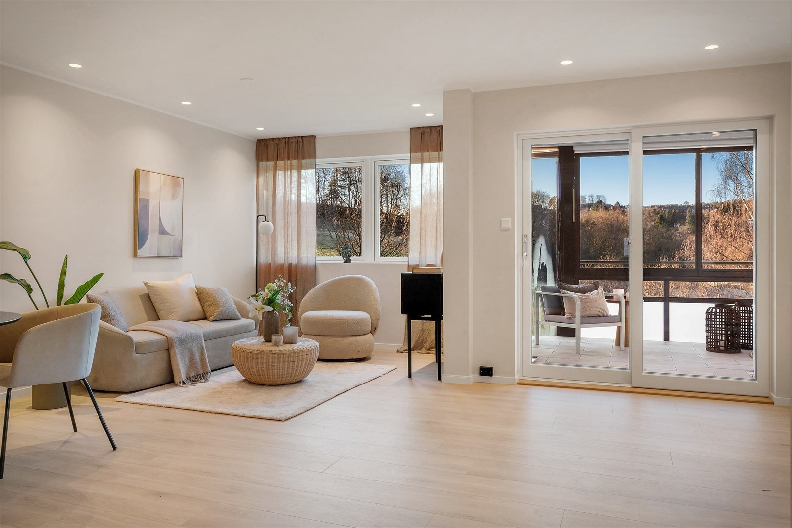 - Av oppgraderinger kan blant annet nye overflater, nytt gulv, rør-i-rør, nytt kjøkken, nytt el-anlegg og nytt bad nevnes. Her kan du flytte rett inn og bo bekymrings- og vedlikeholdsfritt - Galleribilde