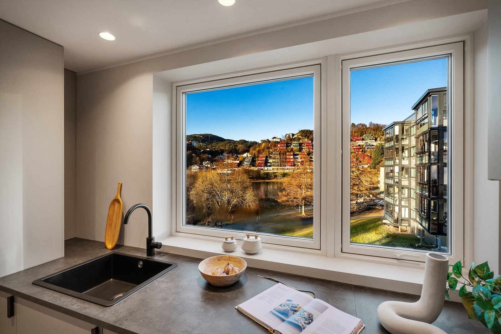 - Her kan middagens tilberedes til nydelig utsikt over Lynghaugtjørna - Galleribilde