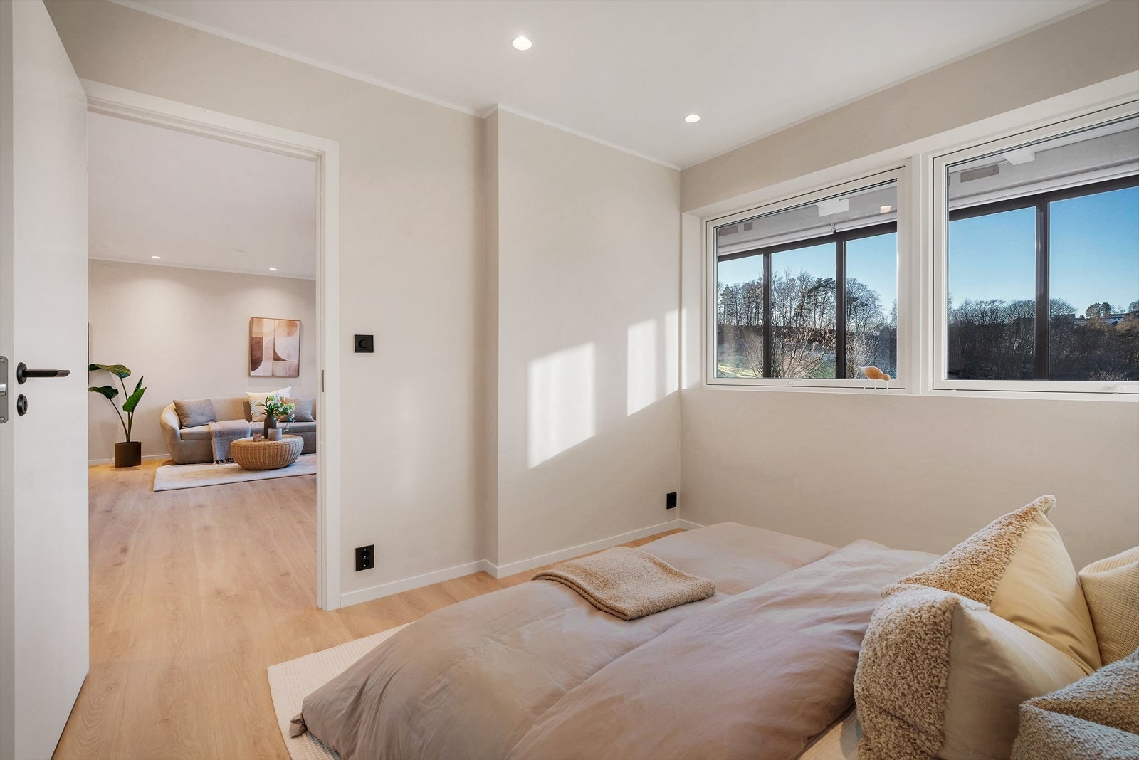 - God plass til dobbeltseng i ønsket størrelse samt øvrig møblement - Galleribilde