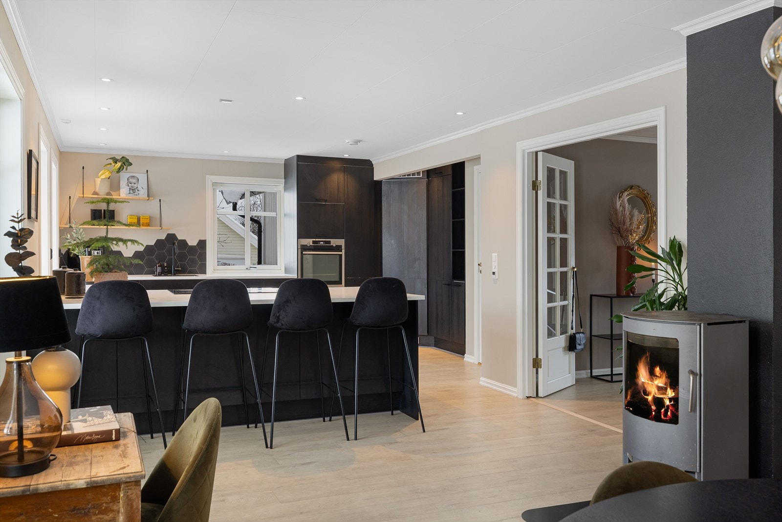 Mellom kjøkkenet og spisestuen er det en koselig vedovn som både gir god varme og bidrar til ekstra hygge. Galleribilde