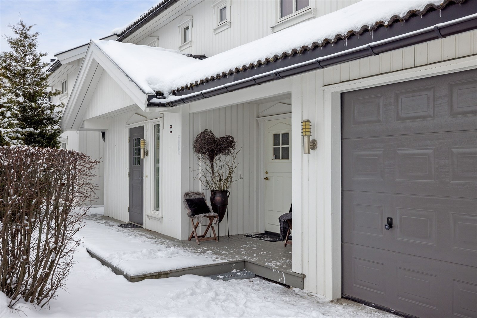 Du ønskes velkommen inn via et flott inngangsparti med terrasseplatting på ca. 18m². Boligen har inntilbygget garasje på 22m². Galleribilde