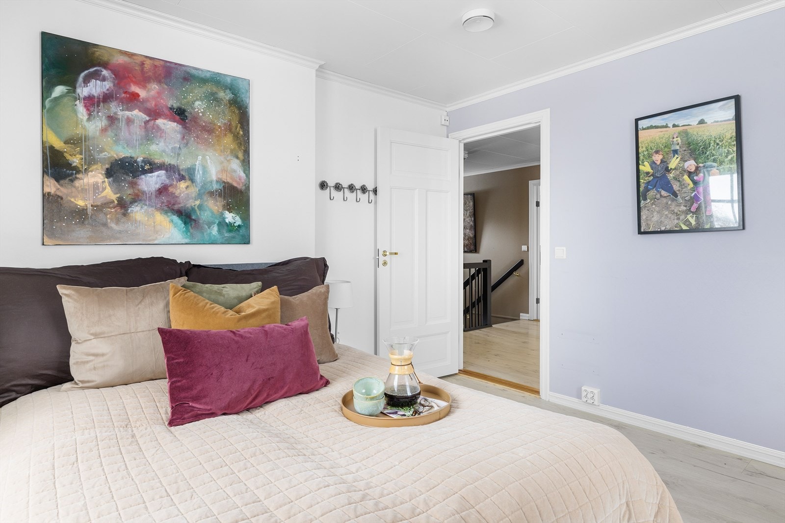 På soverommet har du god plass til dobbeltseng med tilhørende nattbord, samt en kontorpult og garderobeløsninger etter eget ønske og behov. Galleribilde