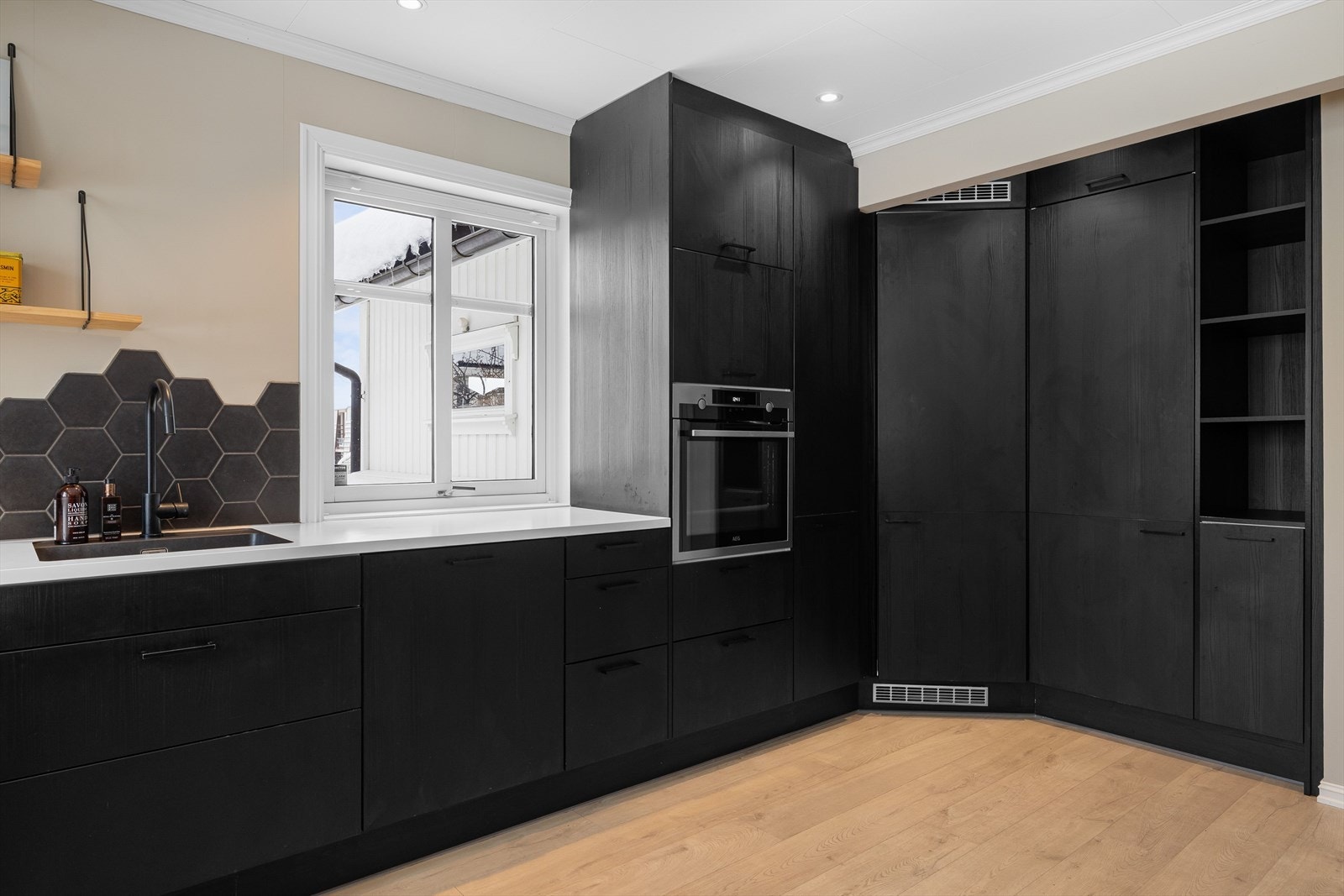 Kjøkkenet er utstyrt med medfølgende integrerte hvitevarer som nedfelt induksjonstopp med integrert avtrekksvifte, stekeovn, oppvaskmaskin og stort kjølehjørne. Galleribilde