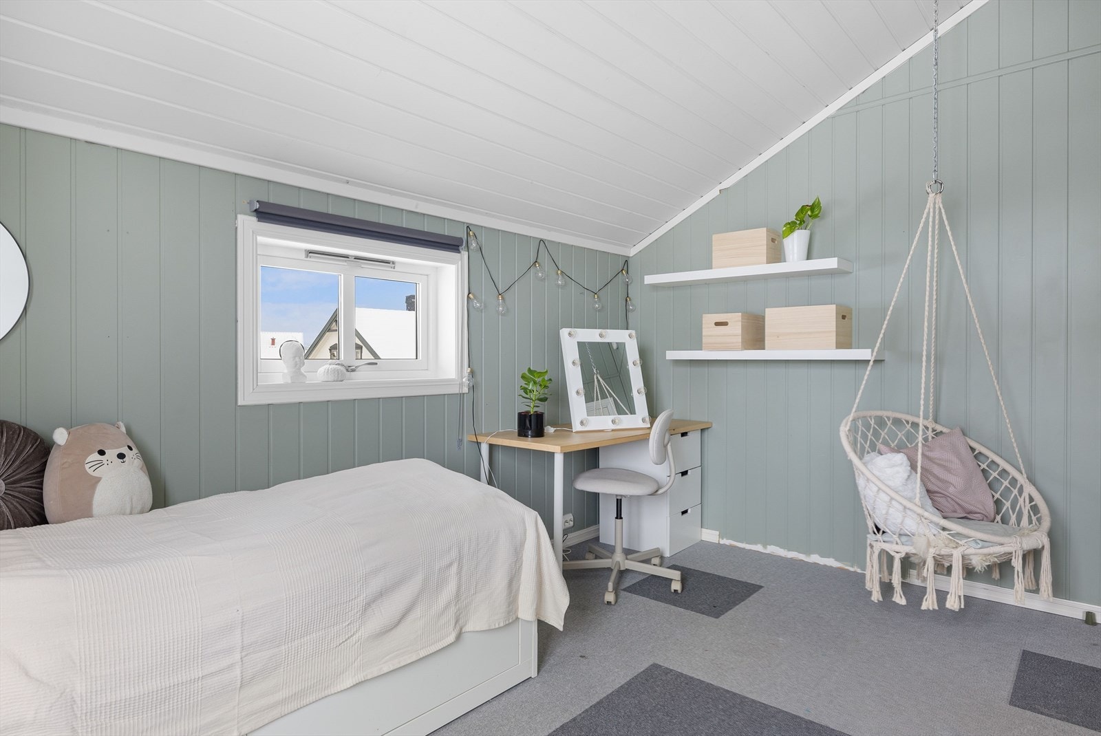 Soverommet har vinduer mot to ulike himmelretninger som sørger for fint lysinnslipp og mønet himling som gir en luftig romfølelse. Galleribilde