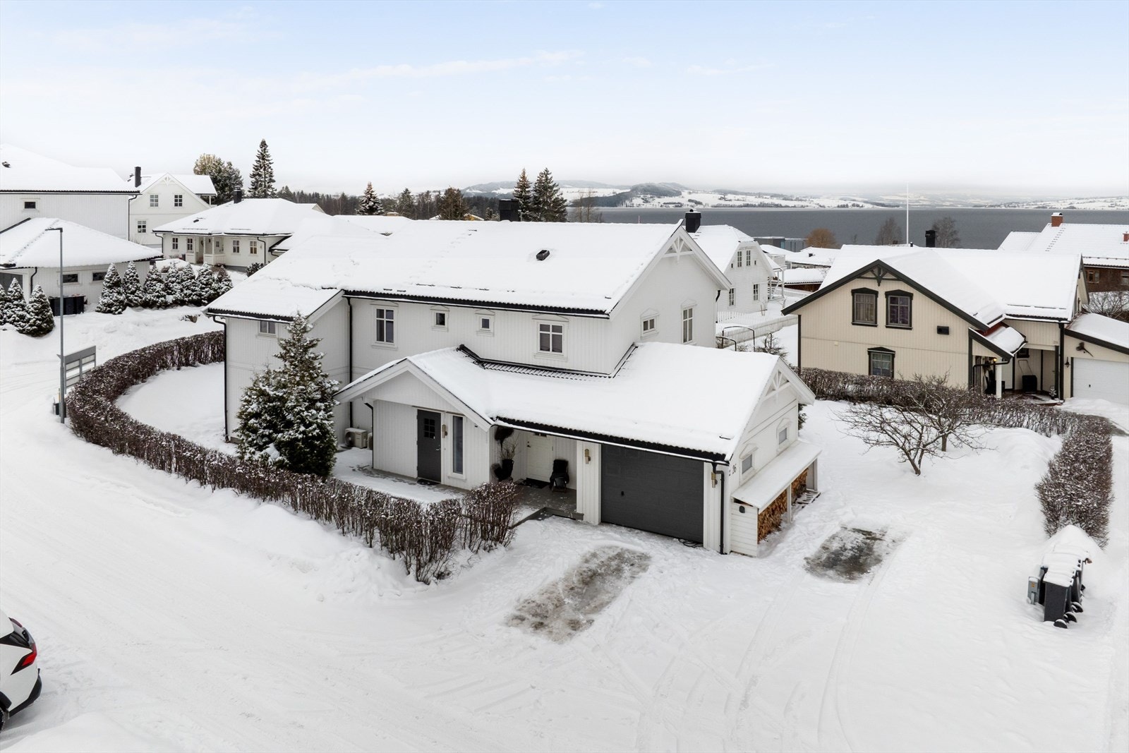 En utrolig flott og godt vedlikeholdt enebolig fra 2002, tilbygget i 2004 og 2007. Boligen har en meget god og barnevennlig beliggenhet i et ettertraktet boligområde i Sandvika. Galleribilde
