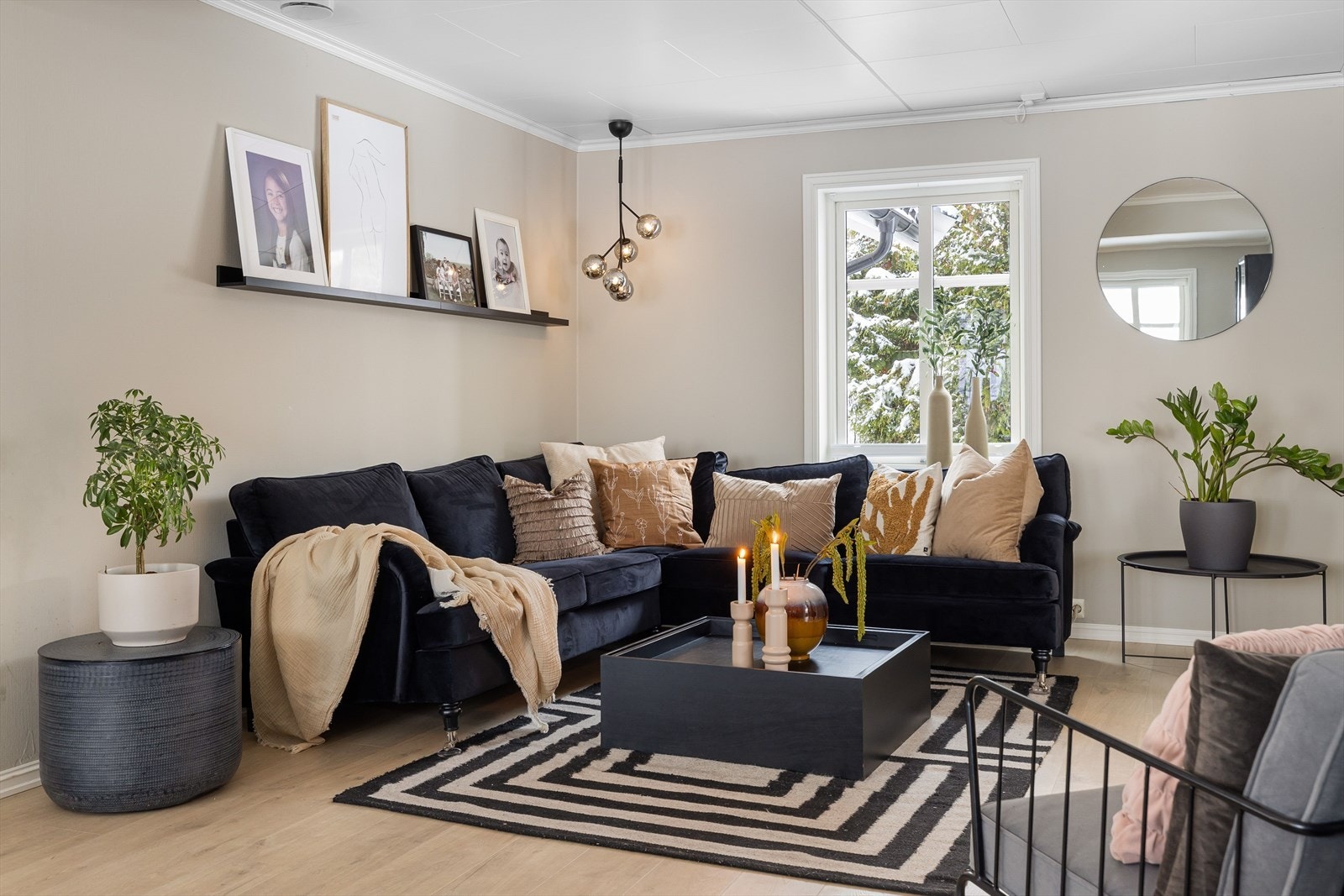 Den gjennomgående planløsningen med store vinduer i begge ender sørger for rikelig med naturlig lys, samtidig som hekken hindrer for innsyn. Galleribilde