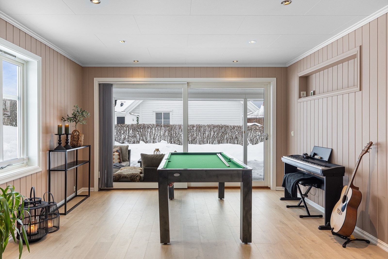 I stuen er det en stor skyvedør ut til terrassen som blir en naturlig forlengelse av stuen på sommerstid. Galleribilde