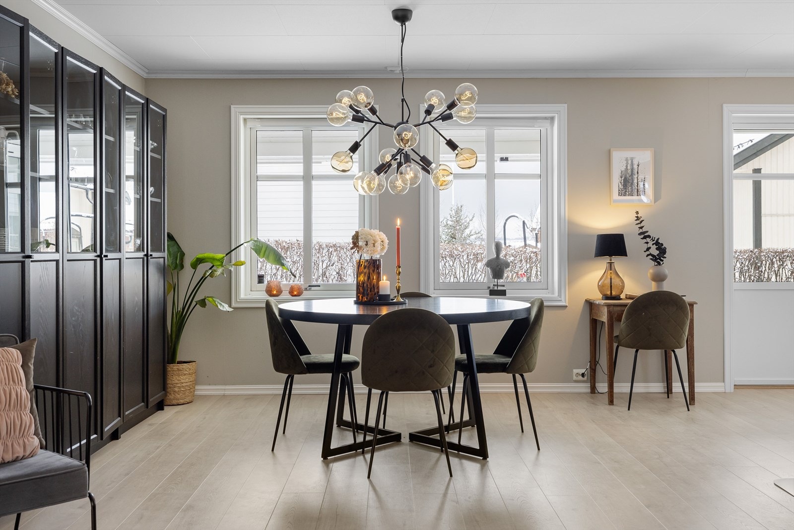 Spisestuen finner sin naturlige plass i en fin og sosial åpen løsning med kjøkkenet. Galleribilde