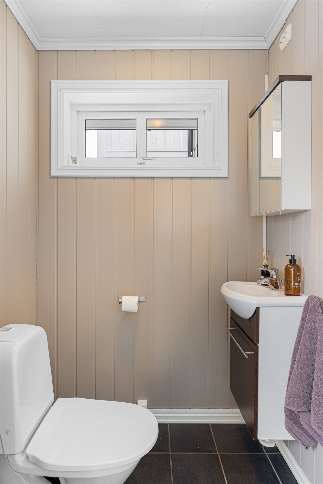 Fint ekstra toalettrom med adkomst fra entréen. Toalettrommet og entréen ble tilbygget i 2007 samtidig som tilbygget over to plan med stue i 1. etasje, samt 2 soverom og bod i 2. etasje. Galleribilde