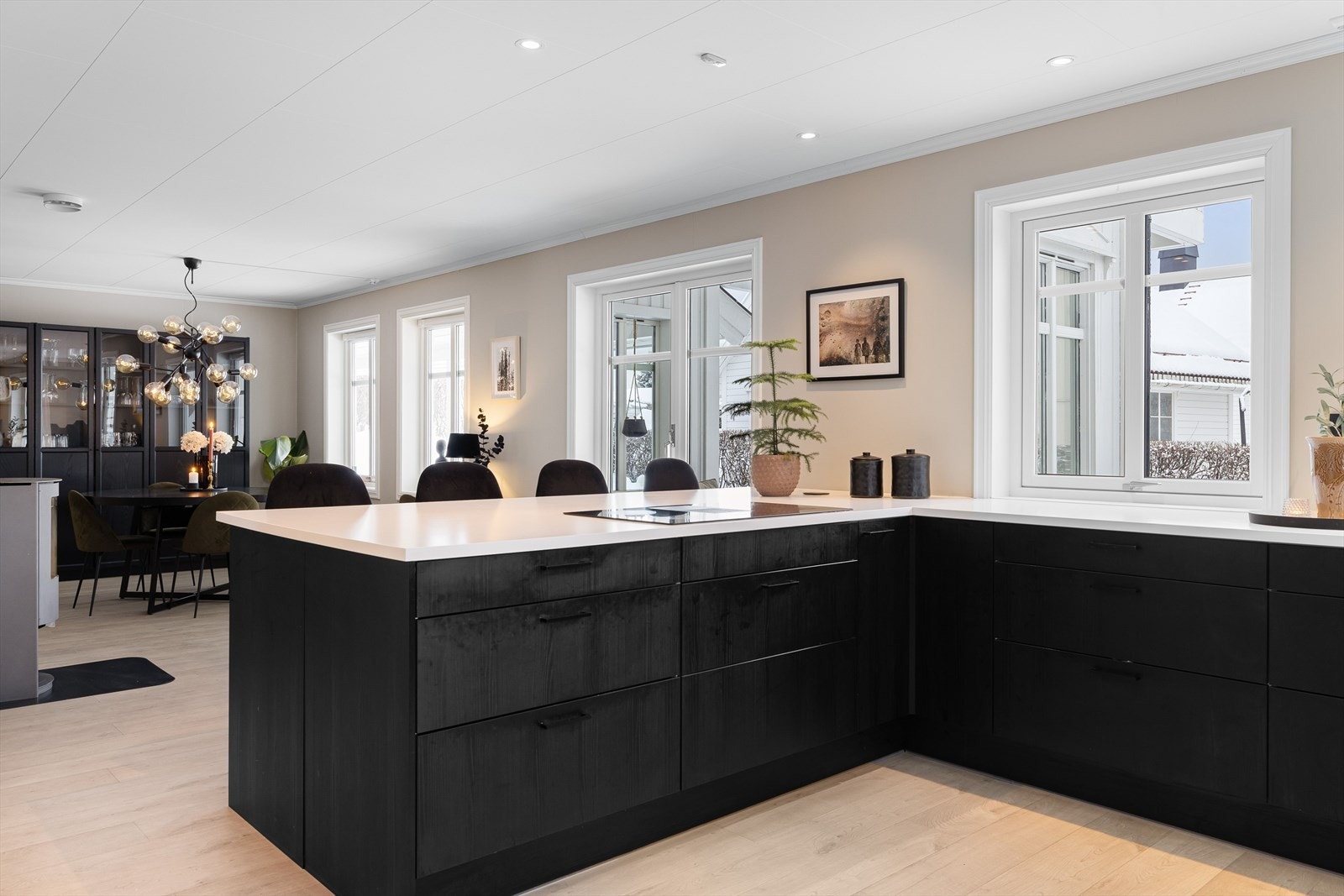 Høy standard med lys enstavs laminat på gulv med gulvvarme, glatte overflater malt i en fin lys farge, skjult elektrisk anlegg og downlights i himlingen. Galleribilde