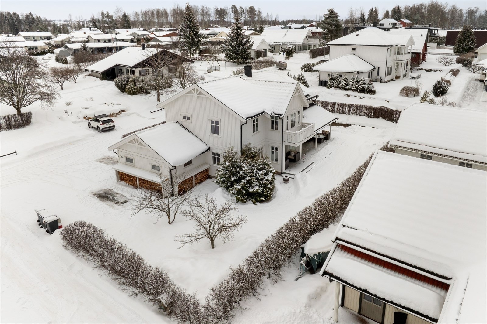 Boligen har en meget god og barnevennlig beliggenhet i et ettertraktet boligområde i Sandvika. Det er kort vei til barnehager, skoler, butikker, samt kun ca. 4 km til Hamar sentrum. Galleribilde