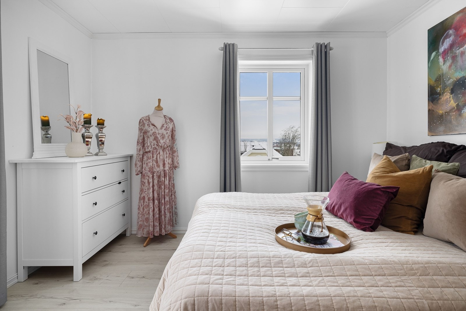 Soverommet har god standard med lys enstavs laminat på gulv, lysmalte overflater og skjult elektrisk anlegg. Galleribilde